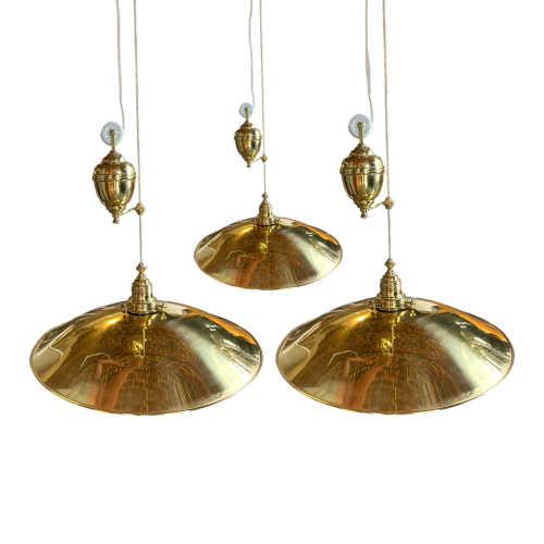 Suite of 3 height-adjustable Hollywood Regency style ceiling lights, gilded brass, Italy ca 1980
