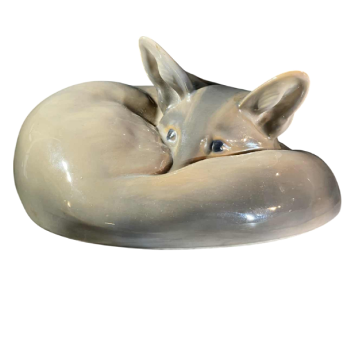 ERIK NIELSEN Royal Copenhagen, fennec ou renard assoupi, sculpture figurine animalière, porcelaine polychrome N 438, ca 1930